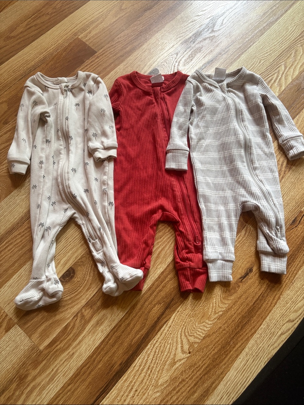3 Ribbed Red One-Piece Zipper Romper petit Lem 0-3